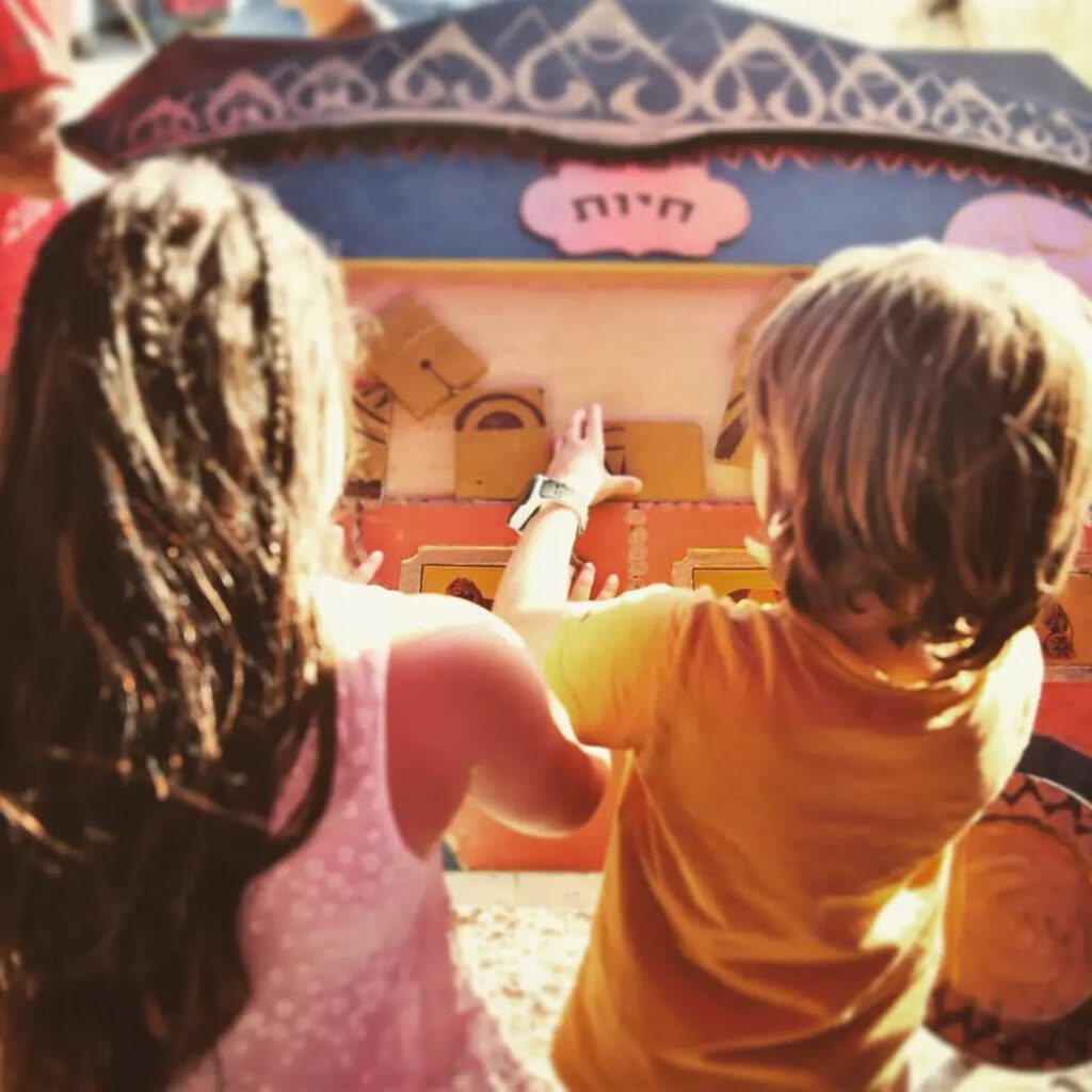 2 ילדים פותרים חידה