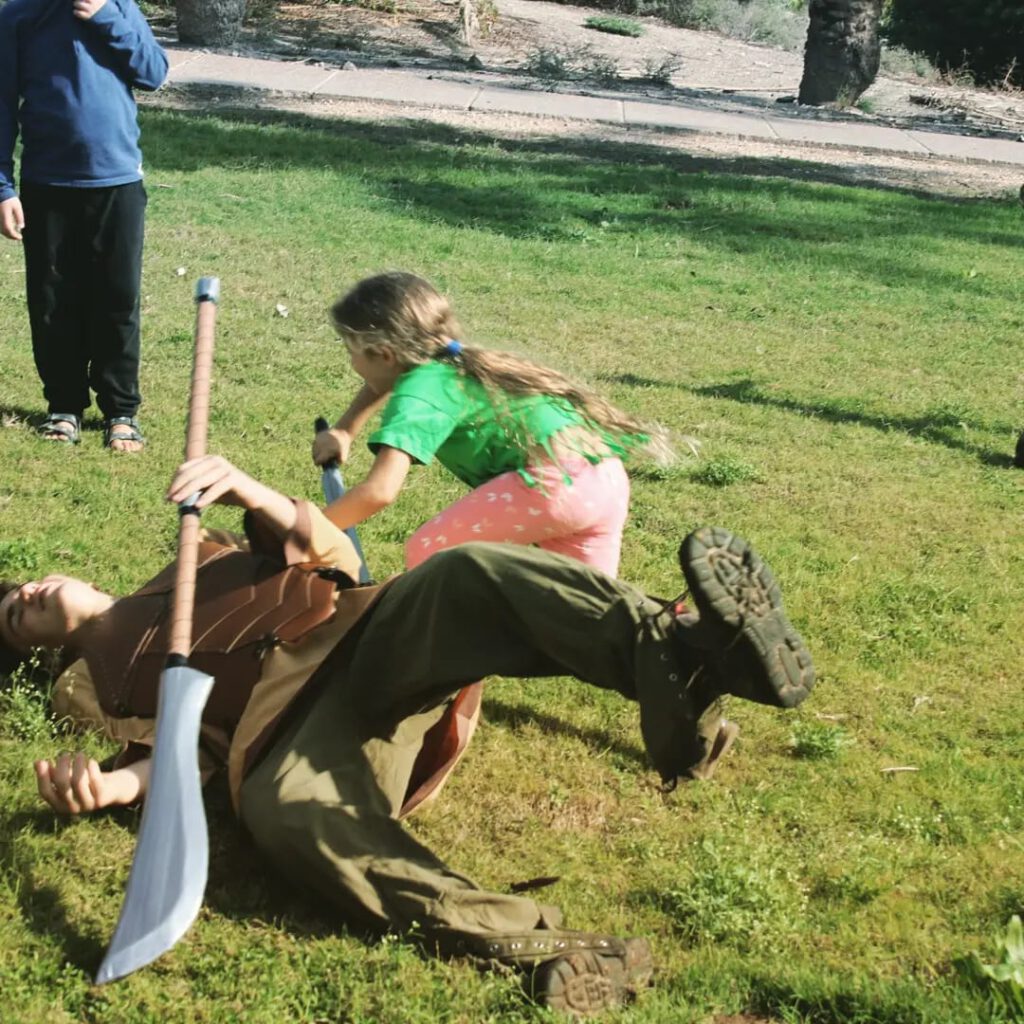 קרב חרבות ספוג בדשא ילדה מצליחה להפיל את המנהיג