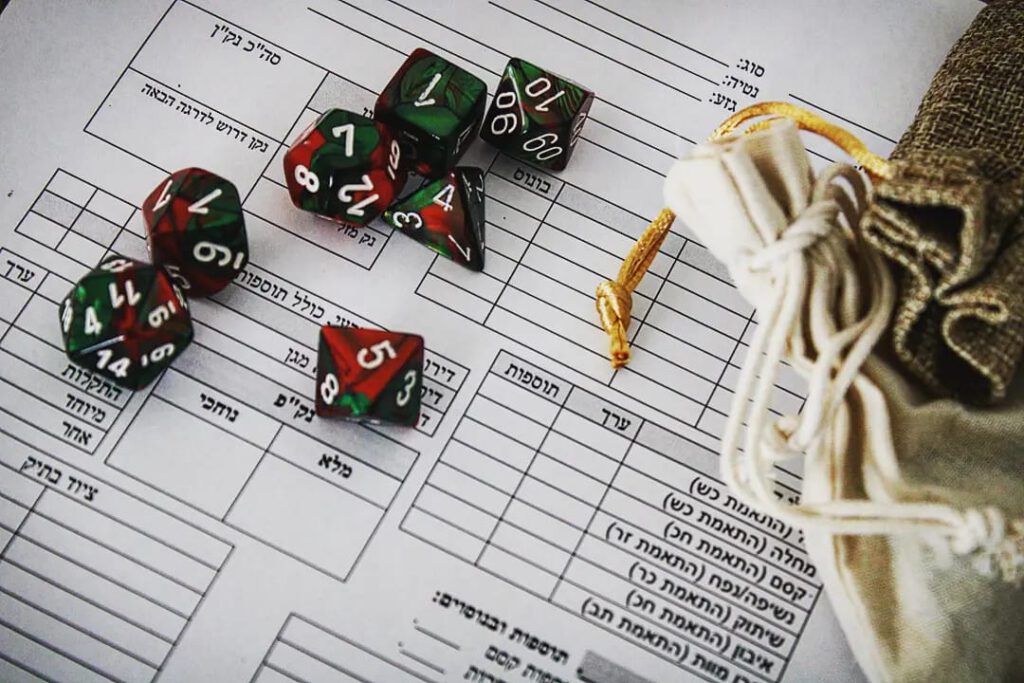 קוביות D&D על דף דמות